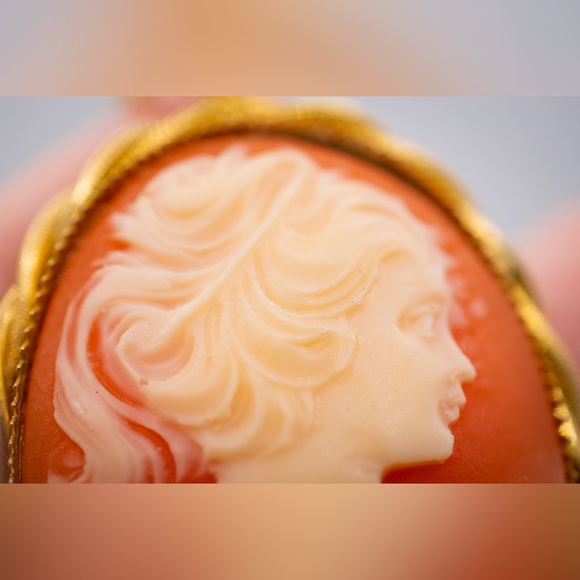 Vintage 1970s Avon Cameo Pendant Necklace - Picture 6 of 9